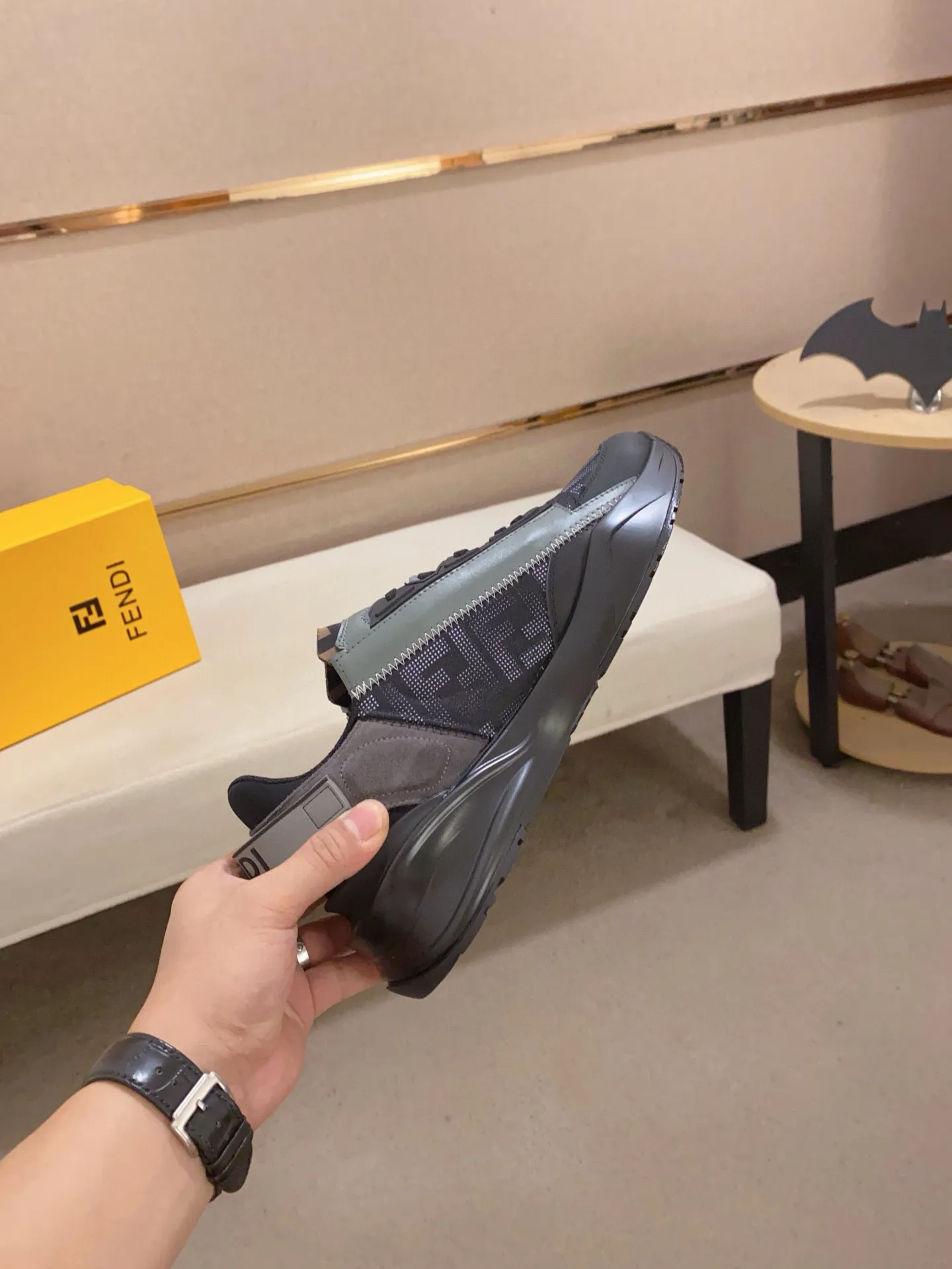 Men's shoes💰: 540💰(Higher version) [Fendi] Fendi's latest casual shoes for men! Available at counters simultaneously! A one-to-one replica of the original. Made entirely of imported top-grain calfskin, the interior is made of top-grain water-dyed cowhide, and the original factory-supplied rubber outsole. Leading new fashion concepts. Matching code: 38-44. 45 can be customized and non-returnable!
